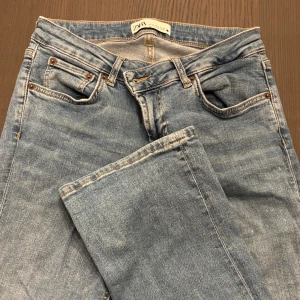 Blå jeans från Zara - Blåa jeans från zara i bootcut design. Använt några gånger men i bra skick. Är 170cm och de passar i längden.