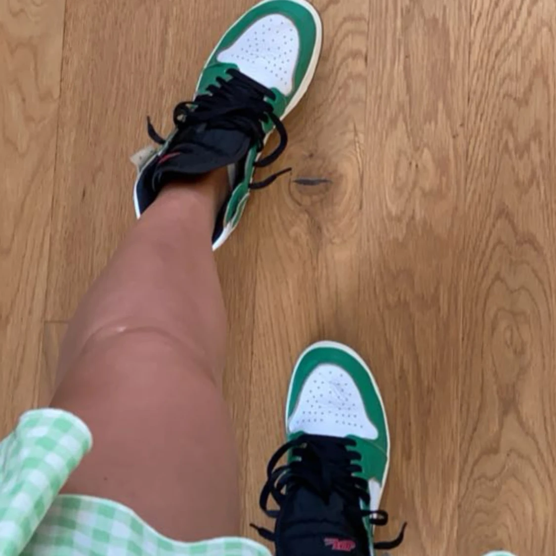 Nike Air Jordans i grönt och vitt