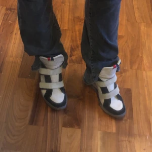 Isabel Marant liknande Wedge Sneakers - Snygga sneakers med klack. Isabell marant liknande skor från Tommy hilfigier. Perfekta för en stilren och bekväm look.