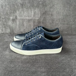 Lanvin DBB1 Nappa Cap Toe Navy Blue | 42 - Storlek: 42 Skick: Nyskick/mycket bra skick Tillbehör: Inga  Modellen sitter stort. Därför rekommenderar vi att gå ned 0,5-1 storlek i denna modell.