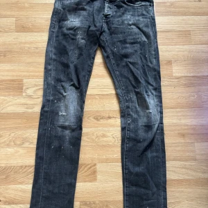 Svarta Jack & Jones jeans med slitningar - Säljer ett par svarta jack & jones jeans med slitningar, slim fit. Dom är i fint skick och har skön passform. Storlek är 29/32