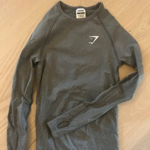 Seamless tröja från gymshark  - Säljer en helt perfekt grå långärmad tröja från Gymshark i storlek XS. Den formar sig jättefint efter kroppen🩷🩷🩷aldrig använd!!
