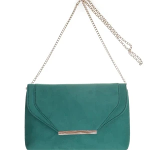 Grön axelväska från Anna Field - Snygg grön axelväska från Anna Field med en elegant kedjerem. Väskan har en stilren design med en metallisk detalj på framsidan. Perfekt för att ge en färgklick till din outfit.