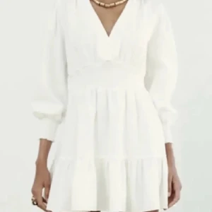 Vit klänning med v-ringning - Säljer en stilren vit linneklänning med v-ringning och långa ärmar. Perfekt till skolavslutning🥰