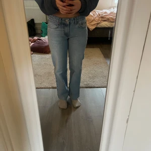 Ljusblå jeansbyxor - Jättesnygga lågmidjade jeans från Nelly. Straight passform. Jag har sytt upp de så de passar bra i längd till mig som är 158. 