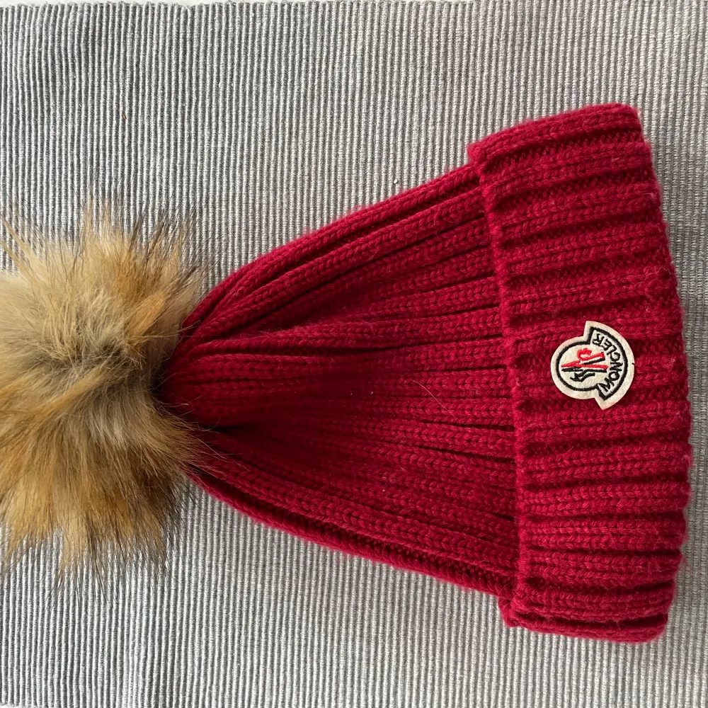 Snygg röd mössa från moncler! Pris kan diskuteras,inte använd. Tvättar alltid innan jag skickar iväg!💓. Asusteet.