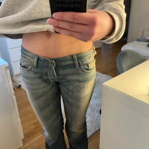 Jeans - Skit snygga lågmidjade jeans från Fornarnia. Skulle säga att dom passar en M men passar också mig som har S.  Köpta på Vinted jag har aldrig använt dom! Helt som nya 💖💖