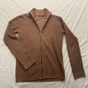 Cardigan  - Fet cardigan från dressman för ett bra pris i bra skick i storlek M
