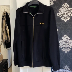 BOSS kofta (svart) - Använd 1-2 ggr, väldigt bra skick och väl omhändertagen! Stor i storlek då den är köpt på man avdelning(men funkar dock som unisex om man gilllar oversized)😊