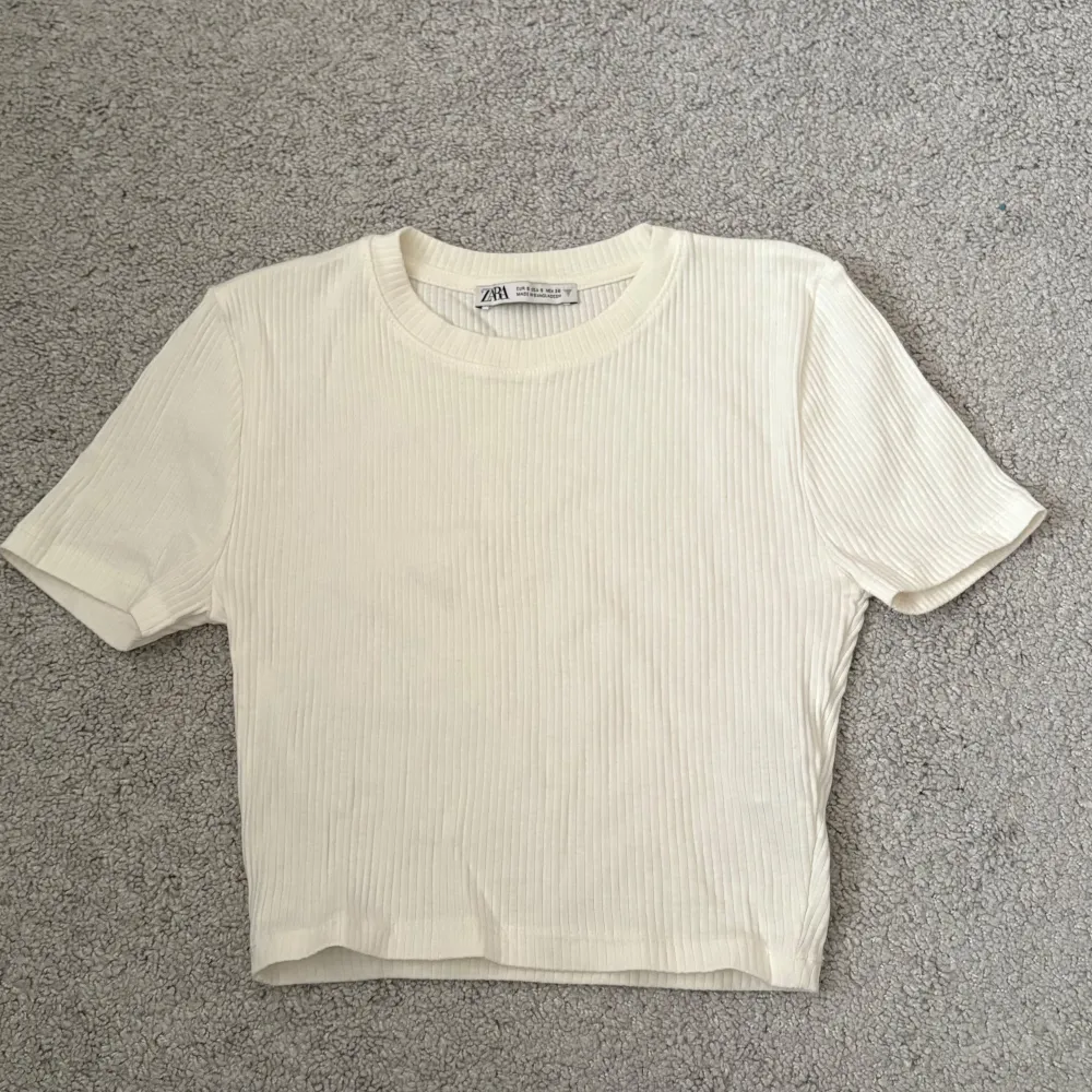 Säljer en vit tshirt/topp ifrån Zara som aldrig kommit till användning i storlek S, den är lite genomskinlig! Pris går att diskuteras, för fler bilder eller frågor skriv privat💕. Yläosat.