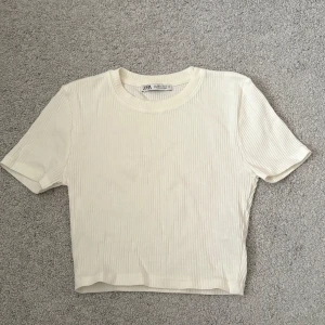 Vit tshirt/topp från Zara - Säljer en vit tshirt/topp ifrån Zara som aldrig kommit till användning i storlek S, den är lite genomskinlig! Pris går att diskuteras, för fler bilder eller frågor skriv privat💕