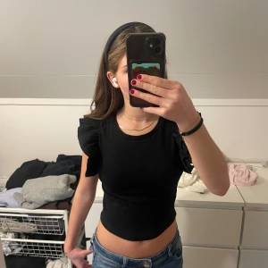 Svart Zara topp  - Ett snyggt Zara linne med puffiga ärmar