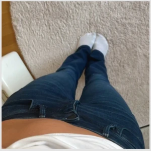 Mörkblå jeans - Snygga mörkblå jeans med en klassisk design. Jeansen har en låg midja. Från wangler knappt används super slick . Köpt för 1200’