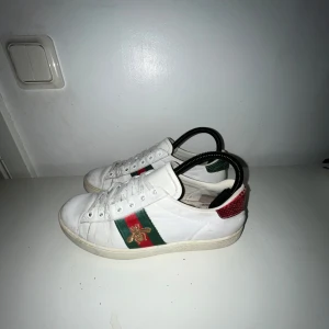 Vita sneakers med gröna och röda detaljer - Strl 39-40