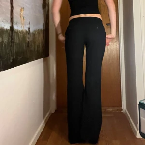 Svarta Bootcut kostymbyxor - Säljer dessa söta Office siren lågmidjade kostymbyxorna!😍Pga att de tyvärr är för små🥲För referens är jag 173cm lång. I secondhandskick, men inga synliga defekter! Skriv privat för fler frågor eller undringar💕💕