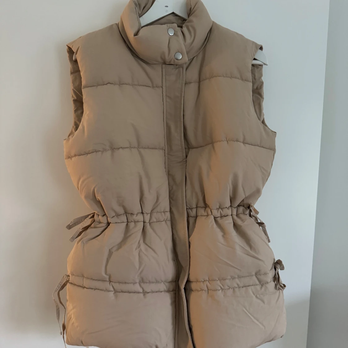 Beige pufferväst/ dunväst