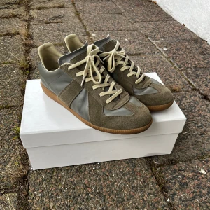 Maison Margiela  - Låda kommer med, ganska mycket använda men i väldigt bra skick. Passar 42-32.