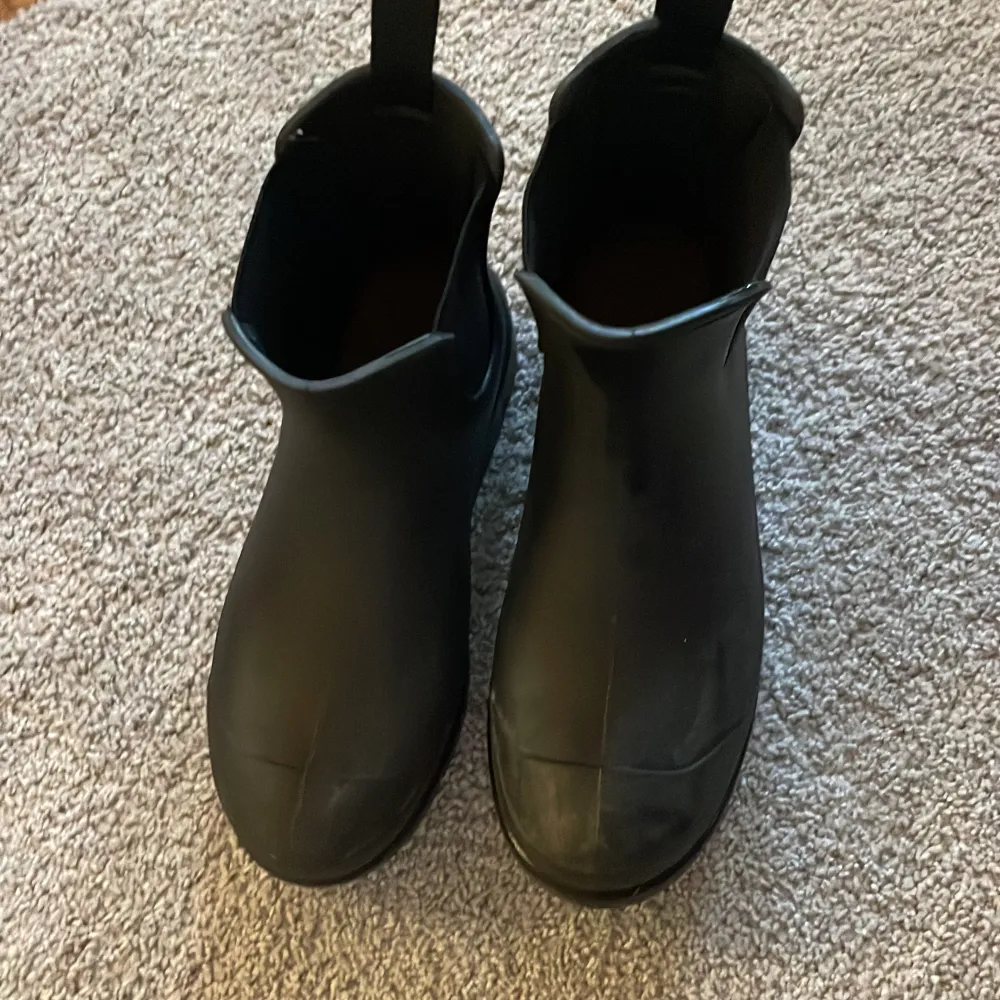 Säljer ett par svarta boots från ToTie. De är vattentäta i storlek 38. Tvättar de noggrannare vid köp💗. Kengät.