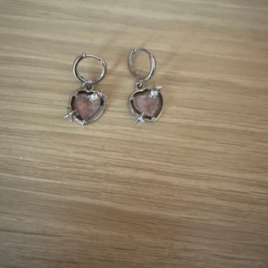 Örhängen  - Y2k örhängen. Glitrar på nattem typ. Jätte coola