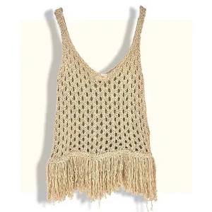 Beige virkad linne med fransar - Säljer en guldig virkad linne med fransar i nederkant. Perfekt för sommardagar med sin luftiga design och djupa urringning. Ett måste för festivaler eller strandhäng! Står ingen storlek men passar mig som har S! Använt 1 gång, inga defekter!