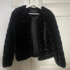 Pälsjacka - Super snygg väl ska ja från vero Moda i XS💞