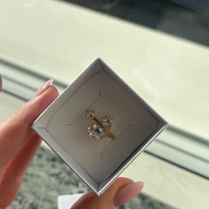  Caroline Svedbom ring - Superfin ring som man kan justera storleken på. Helt oanvänd och kommer inte till användning hos mig. Nypris för ringen är 495 kr. 