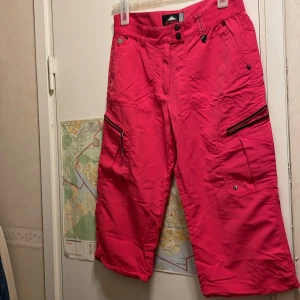 Knälånga shorts från Mckinley  - Säljer ett par rosa shorts från mckinley i storlek 38. Shortsens längd är ungefär till knäna. Det har flera fickor både med och utan dragkedja. ⭐️