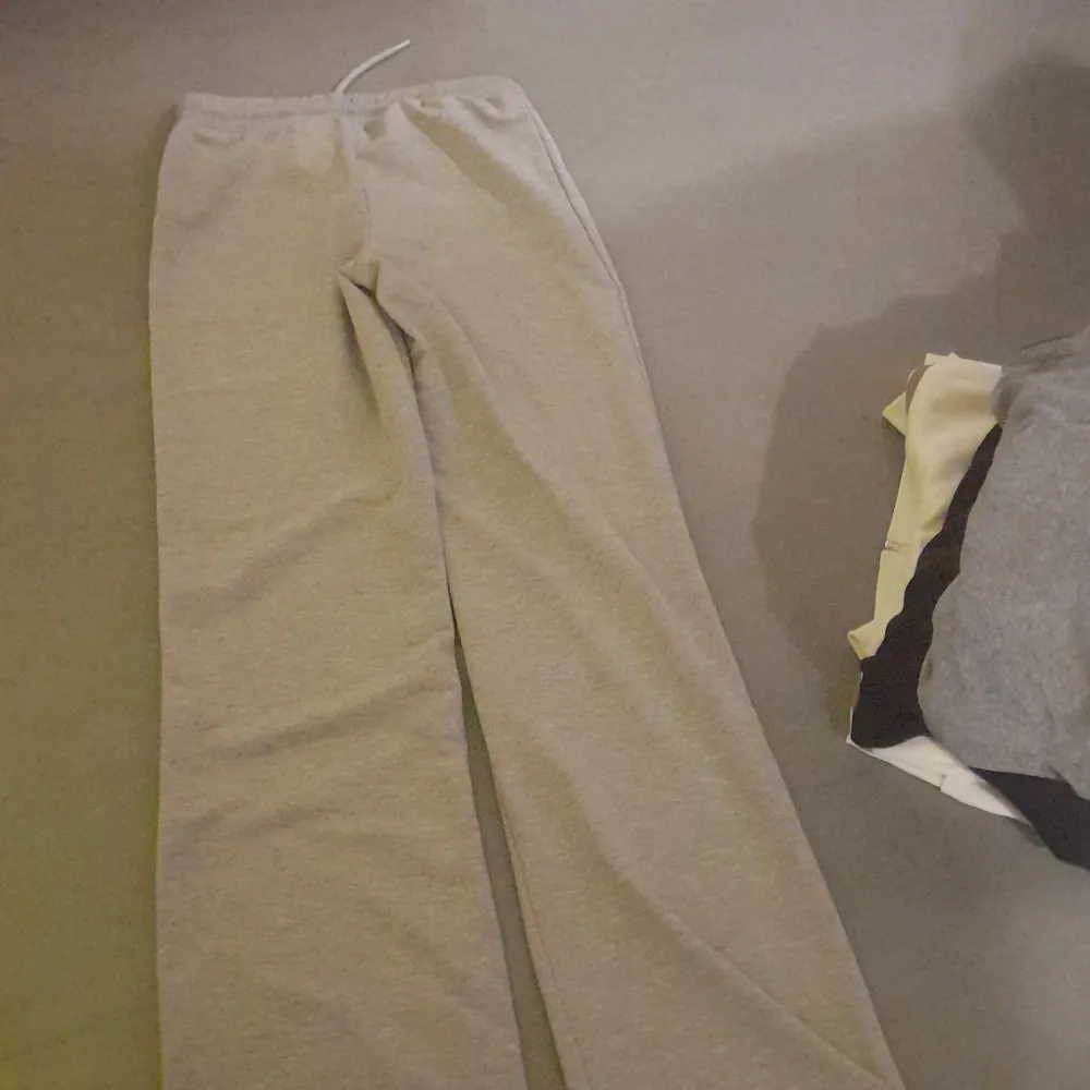 Säljer ett par bekväma grå mjukisbyxor från 157. De har en elastisk midja med snörning för justerbar passform. Perfekta för en avslappnad stil.. Farkut & Housut.