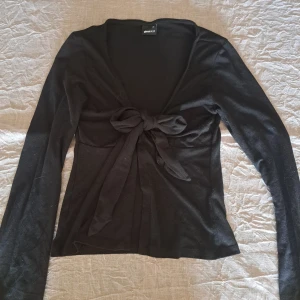 Knyttopp från Gina - Trendig knyttopp från gina. Köpt i somras o säljer då jag skulle köpt en storlek större. Jättefin på som den är men även med ett linne under. Inga defekter.