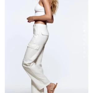 zara cargo byxor - vita cargo byxor från zara, knappt använda