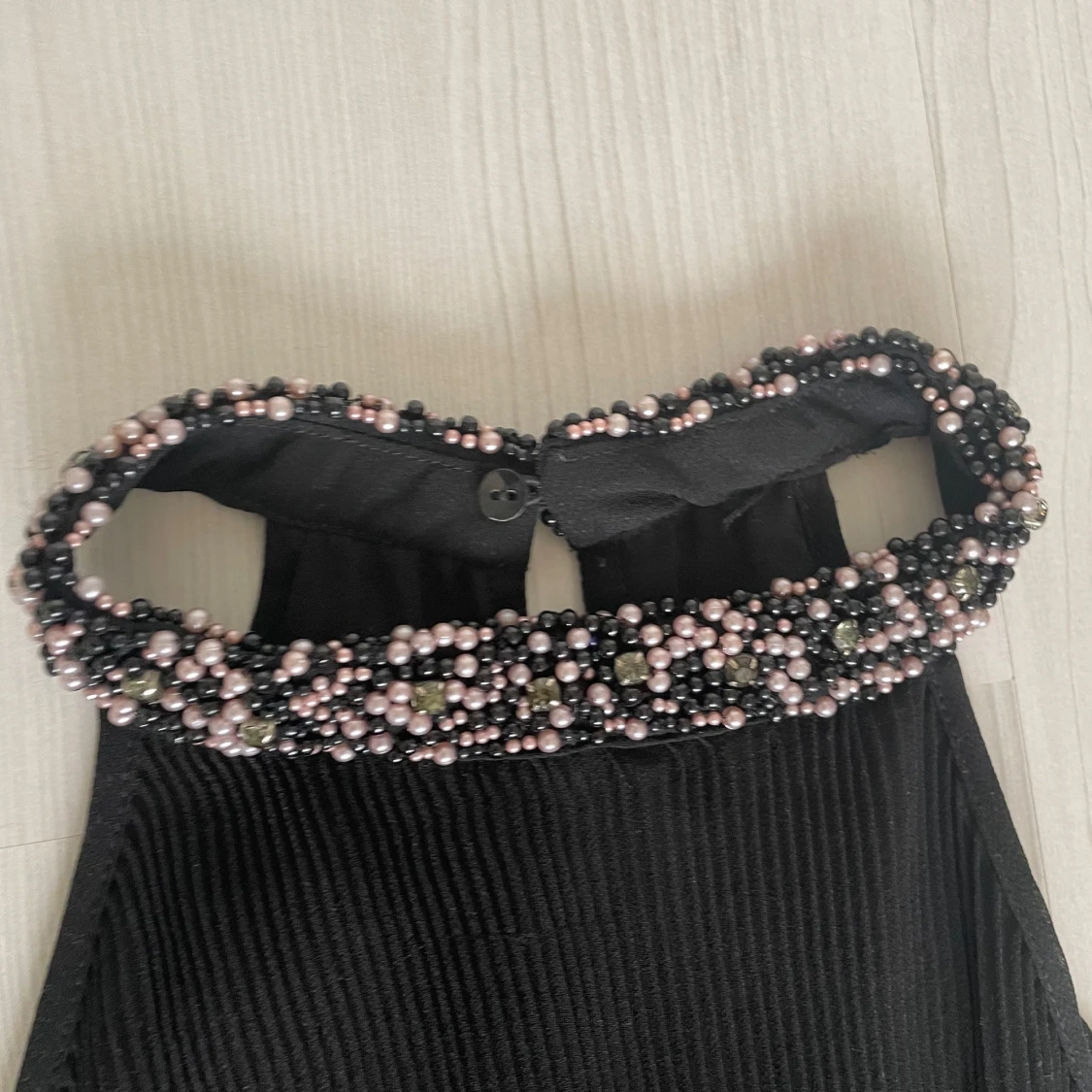 Svart ärmlös topp med pärldetaljer - 3