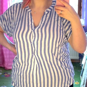 Blå/vit randig blus - Snygg blå och vit randig tröja från H&M i storlek L! Ganska loosefit och passar fint till vardagen!