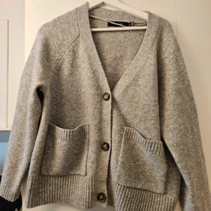 Grå kofta med knappar - Mysig grå kofta med stora knappar och två fickor, så fin💛💛❣️❣️ 