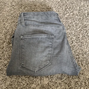 Grå jeans från Jack and Jones  - Snygga grå jeans från Jack and Jones i bra skick och sitter väldigt skönt. Jag valde att sälja dessa jeansen pågrund av att jag har växt ur dom. Inte används så mycket. Har storleken 29 30. Vi kan också förhandla priset om det behövs 