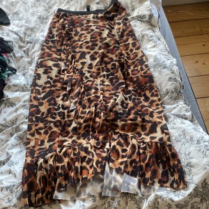 Leopardmönstrad kjol från Y.A.S - Snygg leopardmönstrad kjol från Y.A.S med volangdetaljer i storlek S. Säljes för 200kr + frakt🫶