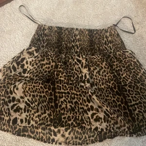 Leopardmönstrad kjol från Pieces - Kjolen är i fint skick. Den är inte använd många gånger då den är förstor. Denna skulle nog även kunna användas som topp!💓