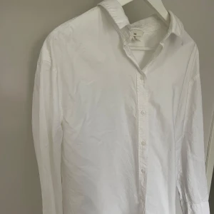 VIT SKJORTA - Vit skjorta, perfekt bas plagg! Som ny!