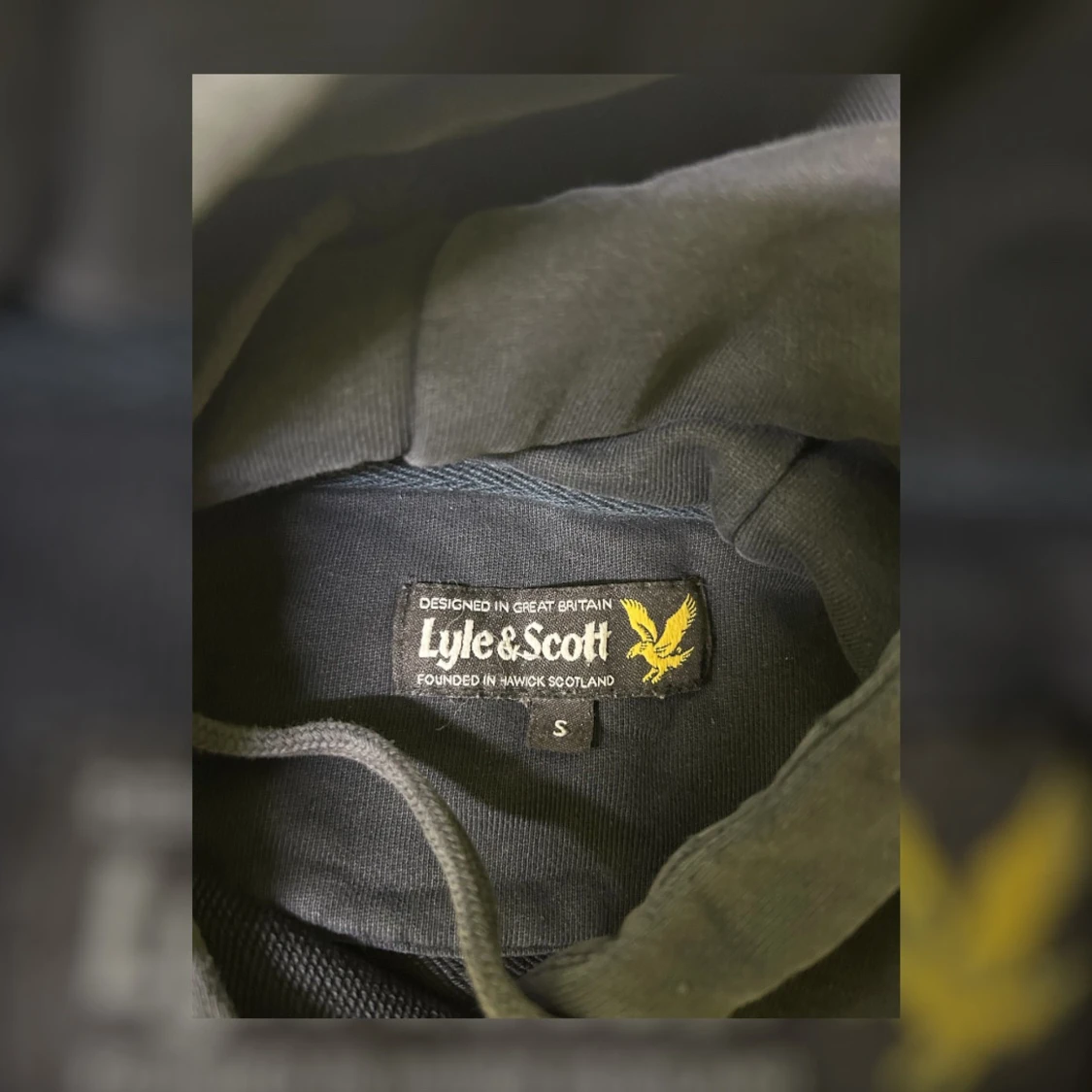 Svart hoodie från Lyle & Scott - 1