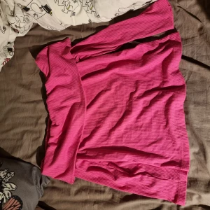 Rosa off-shoulder 🫶 - En rosa off-shoulder tröja från primark, använd endast en gång och i mycket bra skick 😊 Är väldigt 2000-tal då den har "elbow sleeves" ✨️ Mycket skön och stretchig !