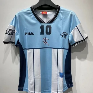 Retro Diego Maradona fotbollströja med nummer 10 - Snygg ljusblå och vit randig fotbollströja från Fila med nummer 10 på bröstet. Tröjan har korta ärmar och en V-ringad krage. Perfekt för fotbollsfans som vill sticka ut på planen!