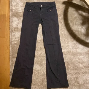 Lågmidjade jeans - Asss snygga jeans från hm!! Inga defekter, skriv för fler bilder🌟