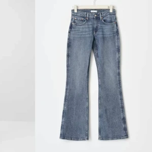 Blå bootcut lowwaist jeans - Säljer dessa snygga blå bootcut jeans då dom inte kommer till användning. Jeansen har låg midja och klassisk femficksdesign. Perfekta för en avslappnad stil och tillverkade i jeansmaterial med en lätt tvättad look. De är i storlek 34 och passar mig som är 168 cm. Det är bara att skriva om någon har frågor eller om fler bilder önskas💕(originalpris 499kr)
