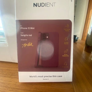 Sangria Red skal för iPhone 12 Mini från Nudient - Snyggt och tunt skal i färgen Sangria Red för iPhone 12 Mini från Nudient. Skalet har en slät yta med stark konstruktion och inbyggda magneter för extra funktionalitet. Perfekt för att skydda din telefon utan att kompromissa med designen❤️