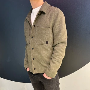 Only&sons, overshirt  - Snygg grön overshirt med knappar framtill och två stora bröstfickor. Perfekt för lager-på-lager-stil och ger en avslappnad look. Passar bra till både jeans och chinos.