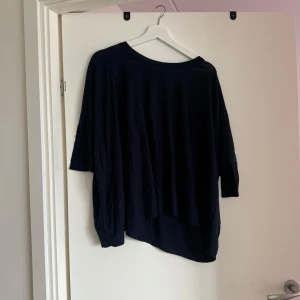 Svart tröja från H&M - Säljer en svart tröja från H&M med trekvartsärm och en lös passform. Perfekt för en avslappnad stil. Tröjan är tillverkad i ett mjukt material som ger en skön känsla.