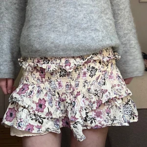 Blommig kjol - Jättefin kjol från neo noir💕💕