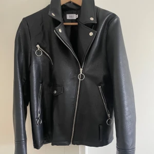 Svart faux leather jacka från NAKD - Svart faux leather jacka från NAKD size 36