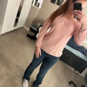 Rosa offshoulder blus - Säljer en söt rosa offshoulder blus med långa ärmar. Perfekt för en avslappnad och stilren look. Blusen har en luftig passform och är gjord i ett lätt material.