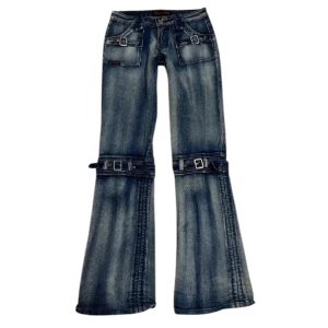 Miss softy jeans  - Rare miss softly jeans med detaljer på fickorna och knäna 😻 Low rise och bootcut!!! äääälskar dessa men kommer tyvärr inte till användning för mig så ofta. Skriv för fler bilder eller om ni har några frågor 💗