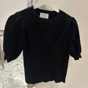 Svart tröja från Neo Noir - Snygg svart tröja från Neo Noir med puffiga trekvartsärmar. Fint skick